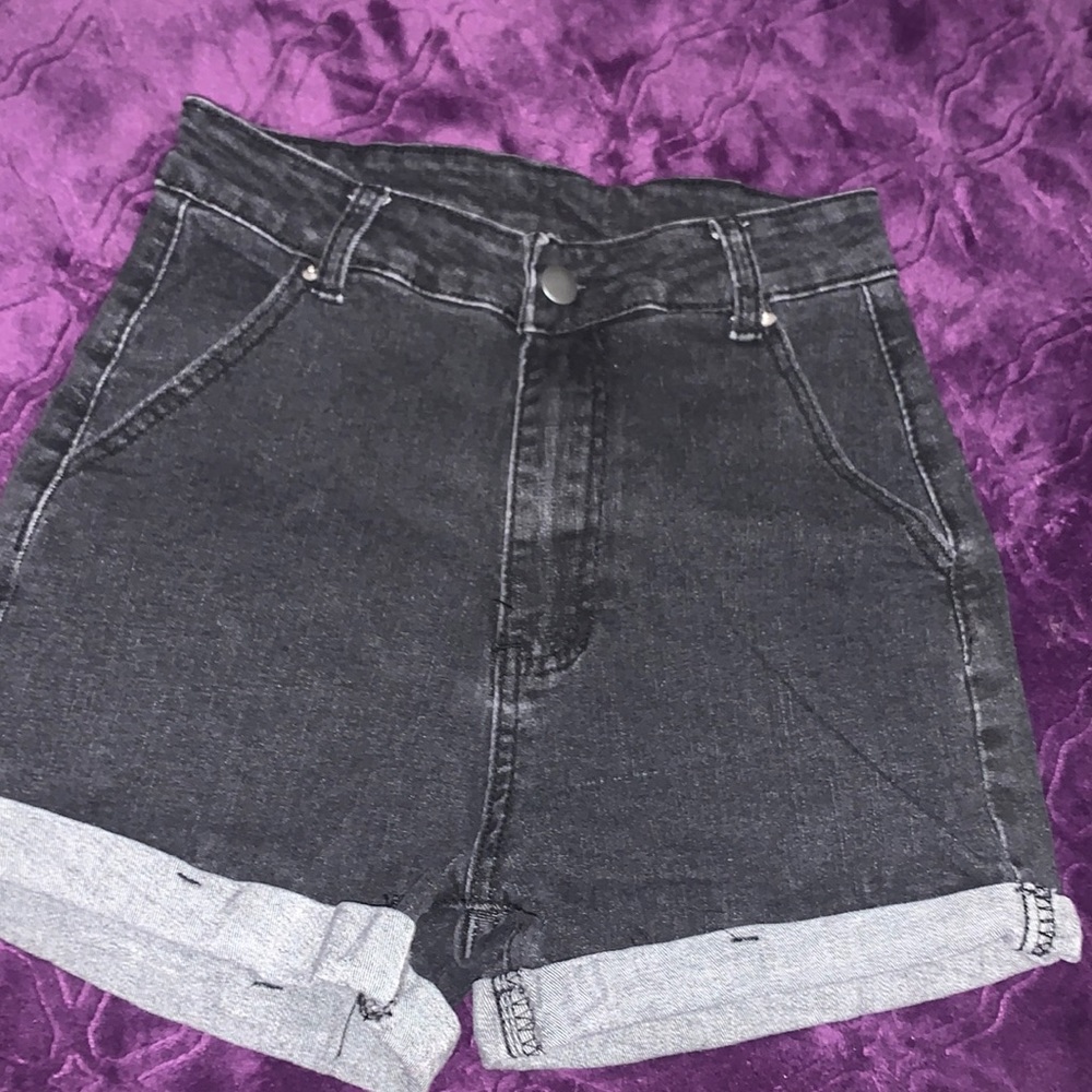 Woman’s Black high waisted jean shorts!